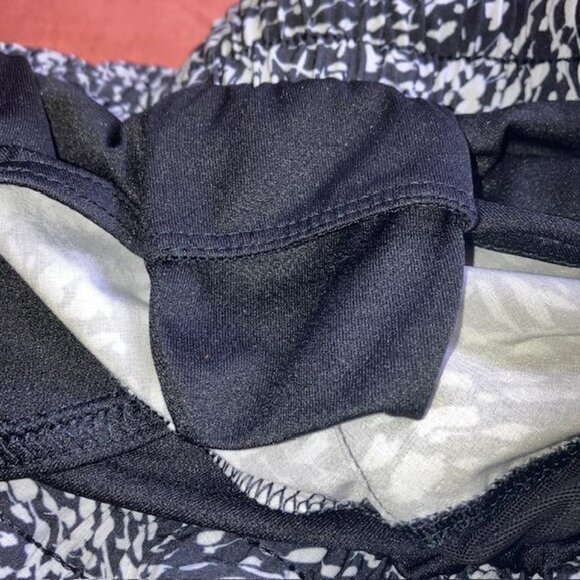 Athleta Printed Mesh Racer 4” Shorts in Black White Speckle Sz XS/SM EUC - Picture 8 of 11